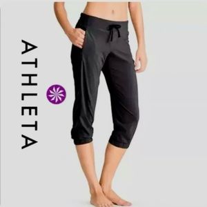 Athleta La Viva Capri cropped joggers